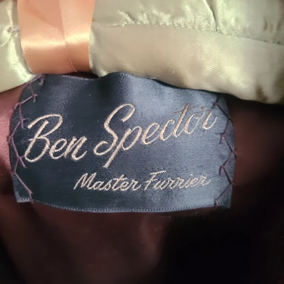 Vintage Squirrel shawl - Picture 4 of 4